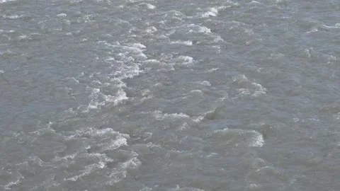 Stormy current in river, close-up 库存影片 334856300