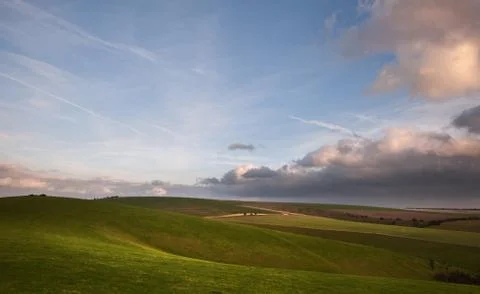 Stormy dramatic cloud formations in sky above countryside landscape Stockfoto's
