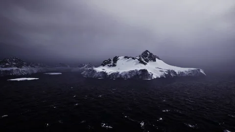 Stormy icy scene. Dramatic scene with turbulent ice spread and ominous sky 스톡 동영상 332166893