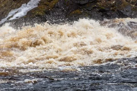 Stormy mountain river with large waves Foto stock