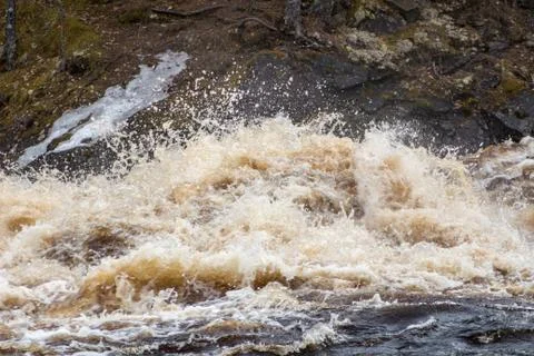 Stormy mountain river with large waves Foto stock