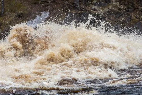 Stormy mountain river with large waves Foto stock