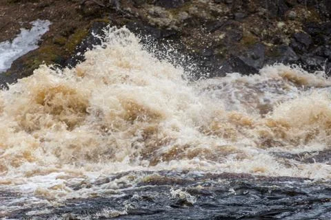 Stormy mountain river with large waves Foto stock
