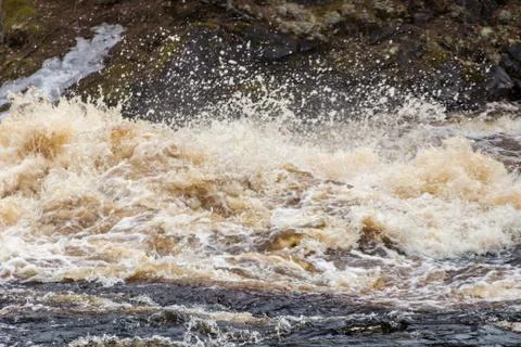 Stormy mountain river with large waves Foto stock