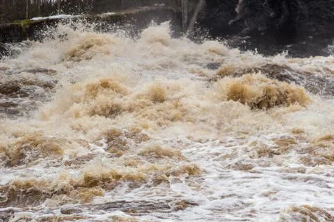 Stormy mountain river with large waves Foto stock