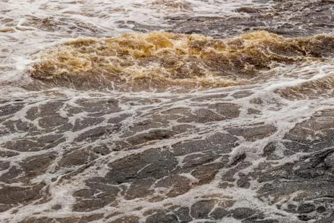 Stormy mountain river with large waves Foto stock
