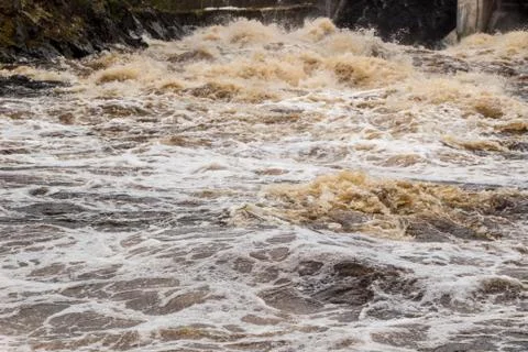 Stormy mountain river with large waves Foto stock