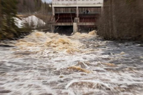 Stormy mountain river with large waves Foto stock