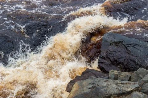 Stormy mountain river with large waves Foto stock
