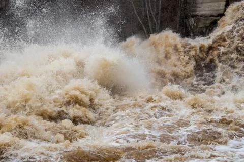 Stormy mountain river with large waves Foto stock