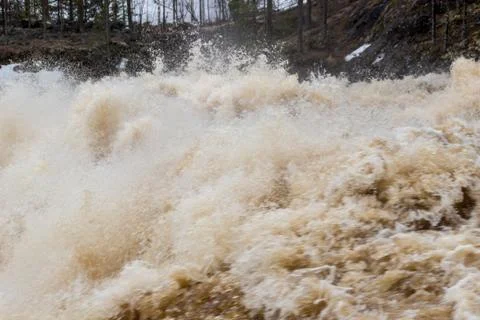 Stormy mountain river with large waves Foto stock