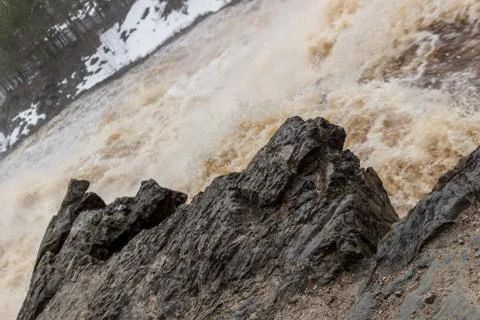 Stormy mountain river with large waves Stock-Fotos