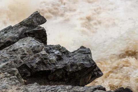 Stormy mountain river with large waves Foto stock