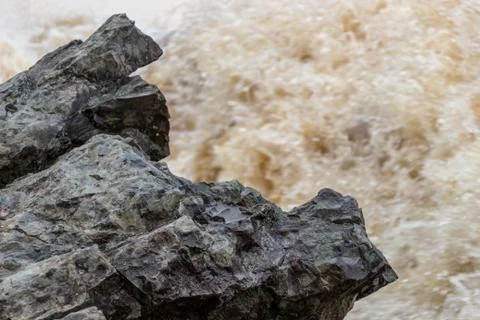 Stormy mountain river with large waves Foto stock