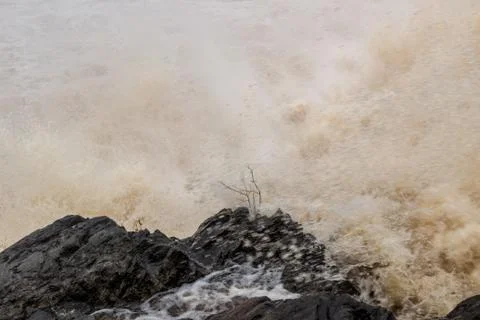 Stormy mountain river with large waves Foto stock