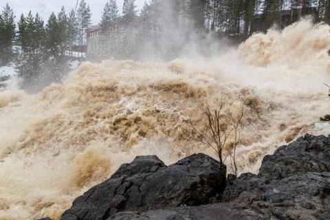 Stormy mountain river with large waves Foto stock