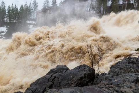 Stormy mountain river with large waves Foto stock