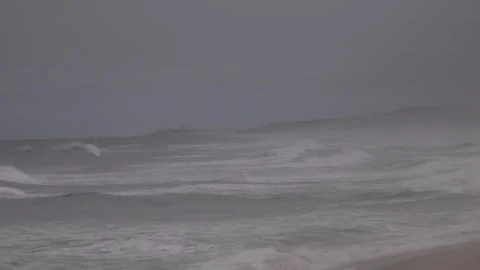 Stormy Ocean Waves Crash at Sunset: Powerful Surf on a Cloudy Beach Video stock 288686135