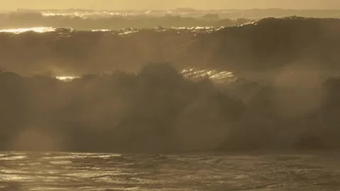 Stormy Ocean Waves Crash at Sunset: Powerful Surf on a Cloudy Beach Video stock 288686336