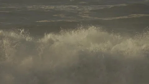 Stormy Ocean Waves Crash at Sunset: Powerful Surf on a Cloudy Beach Video stock 288686388