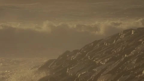 Stormy Ocean Waves Crash at Sunset: Powerful Surf on a Cloudy Beach Video stock 288686419
