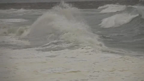 Stormy Ocean Waves Crash at Sunset: Powerful Surf on a Cloudy Beach Video stock 288687185
