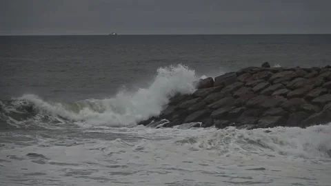 Stormy Ocean Waves Crash at Sunset: Powerful Surf on a Cloudy Beach Video stock 288687197