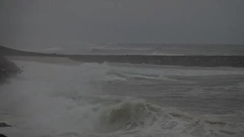Stormy Ocean Waves Crash at Sunset: Powerful Surf on a Cloudy Beach Video stock 288687213