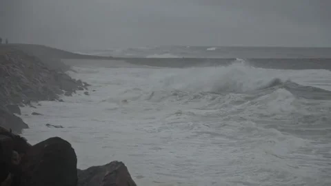 Stormy Ocean Waves Crash at Sunset: Powerful Surf on a Cloudy Beach Video stock 288687222