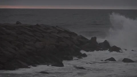 Stormy Ocean Waves Crash at Sunset: Powerful Surf on a Cloudy Beach Video stock 288687262