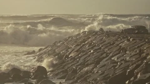 Stormy Ocean Waves Crash at Sunset: Powerful Surf on a Cloudy Beach Video stock 288687287