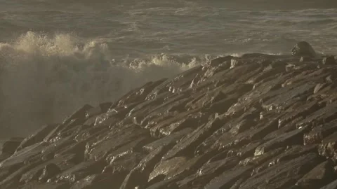 Stormy Ocean Waves Crash at Sunset: Powerful Surf on a Cloudy Beach Video stock 288687302