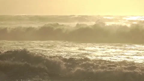 Stormy Ocean Waves Crash at Sunset: Powerful Surf on a Cloudy Beach Video stock 288687326