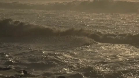 Stormy Ocean Waves Crash at Sunset: Powerful Surf on a Cloudy Beach Video stock 288687344