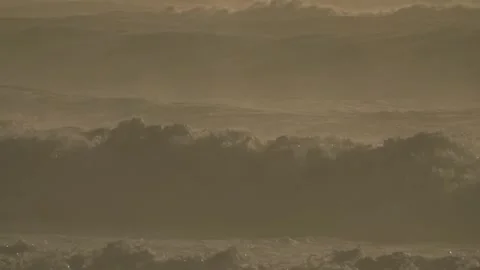 Stormy Ocean Waves Crash at Sunset: Powerful Surf on a Cloudy Beach Video stock 288687388