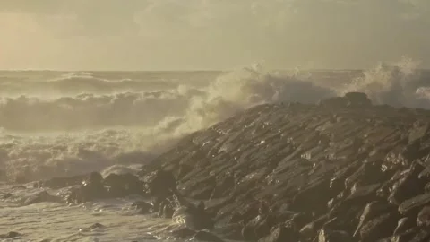 Stormy Ocean Waves Crash at Sunset: Powerful Surf on a Cloudy Beach Video stock 288687417