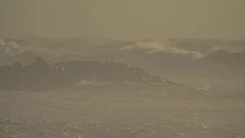 Stormy Ocean Waves Crash at Sunset: Powerful Surf on a Cloudy Beach Video stock 288687428