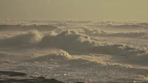 Stormy Ocean Waves Crash at Sunset: Powerful Surf on a Cloudy Beach Video stock 288687444