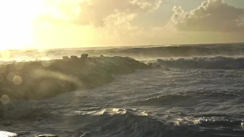 Stormy Ocean Waves Crash at Sunset: Powerful Surf on a Cloudy Beach Video stock 288687461