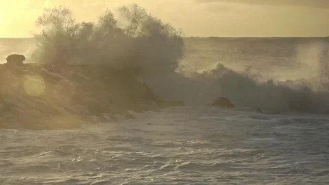 Stormy Ocean Waves Crash at Sunset: Powerful Surf on a Cloudy Beach Video stock 288687513