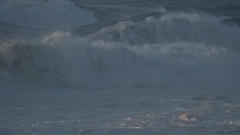 Stormy Ocean Waves Crash at Sunset: Powerful Surf on a Cloudy Beach Video stock 288687548