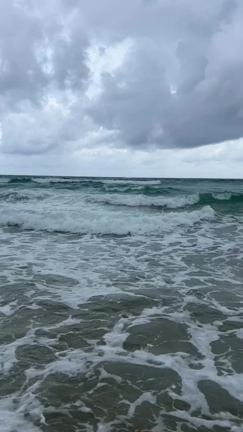 Stormy ocean waves crashing on a cloudy day at the beach Vidéo 334163343