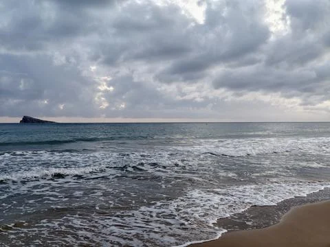 Stormy Sea Scene, Brooding Storm Clouds Cast Shadows Over Churning Sea And Foto stock