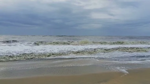 Stormy sea waves roll to the beach Vídeos de archivo 74938665