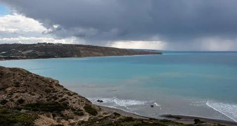 Stormy sky with dramatic clouds and sea. Stormy weather at the ocean Stockfoto's