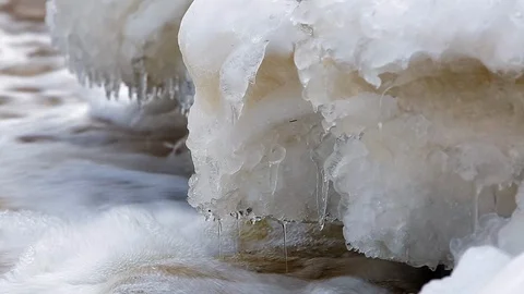 Stormy spring stream Vídeos de archivo 125995847