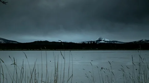 Stormy Twilight 4K Timelapse of Mount Jefferson in Central Oregon Stockbeeldmateriaal 123512987