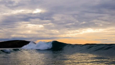 Stormy wave peeling at camera with sidewash slicing along path Vídeos de archivo 107640587