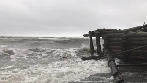 Stormy waves beat on the logs of the old jetty. 動画素材 80091889