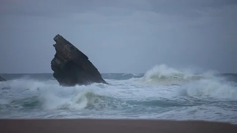 Stormy waves beside the rocky cliff. Atlantic ocean coastline, Portugal Video stock 77465598